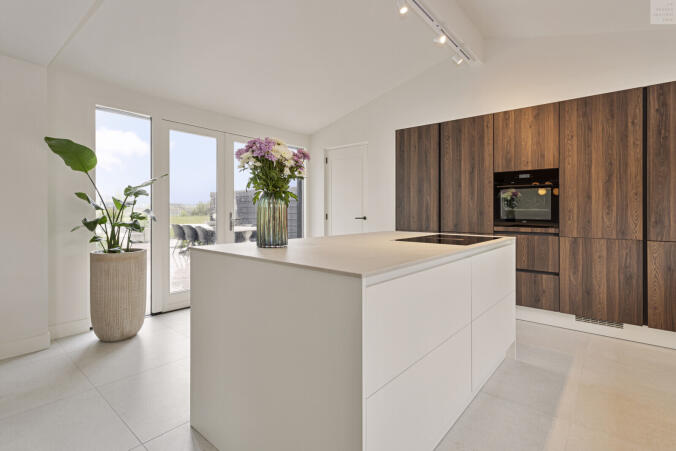moderne woonkeuken met inductie kookplaat