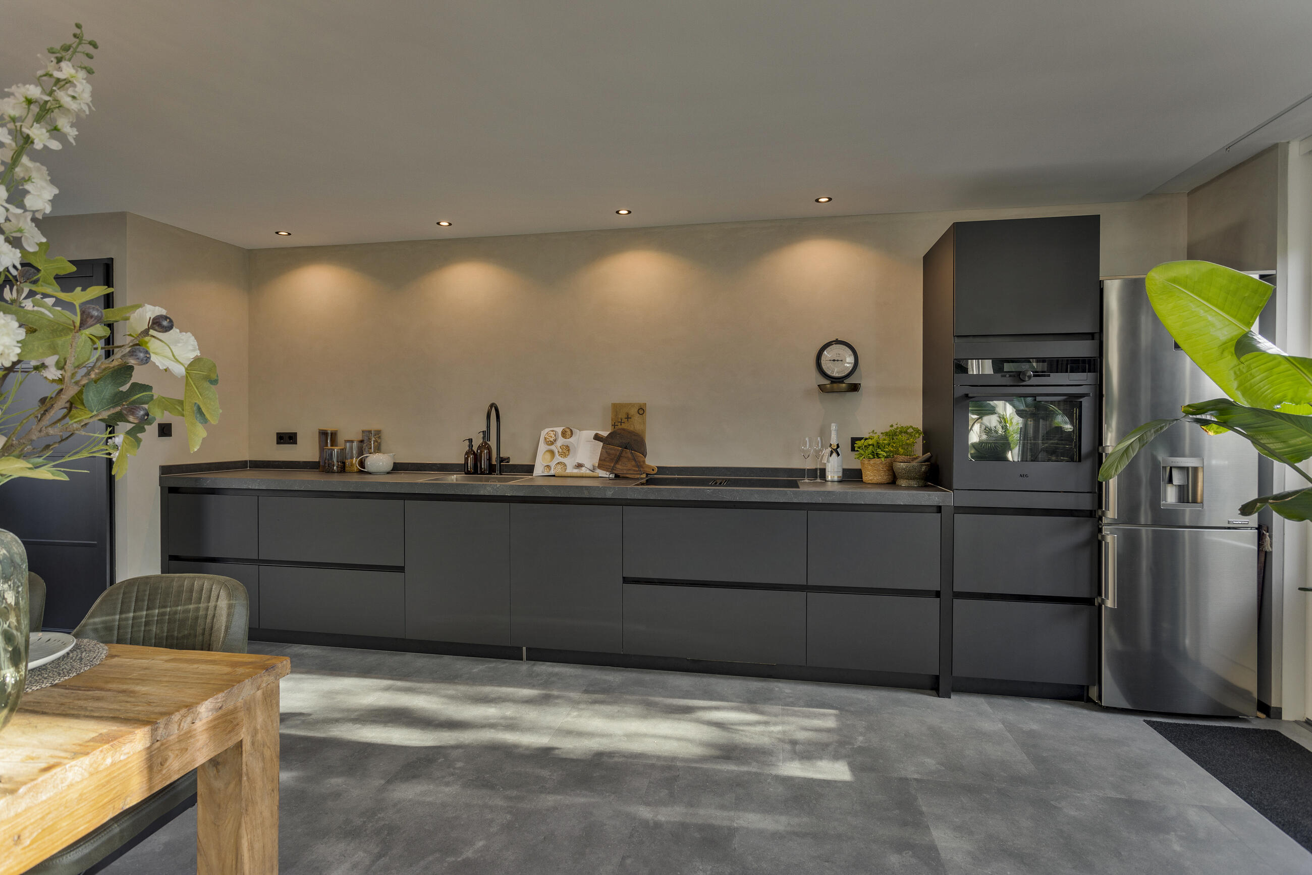 Moderne zwarte keuken - keukenstudio ter laak