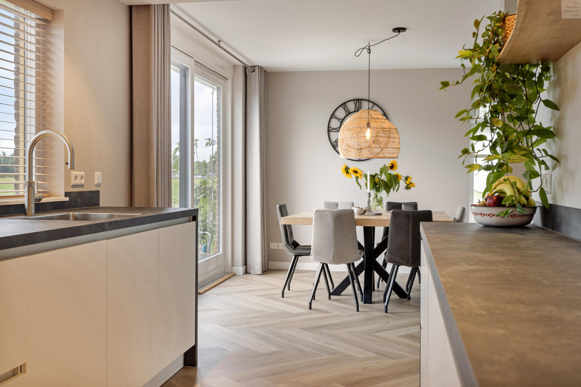 Moderne witte keuken