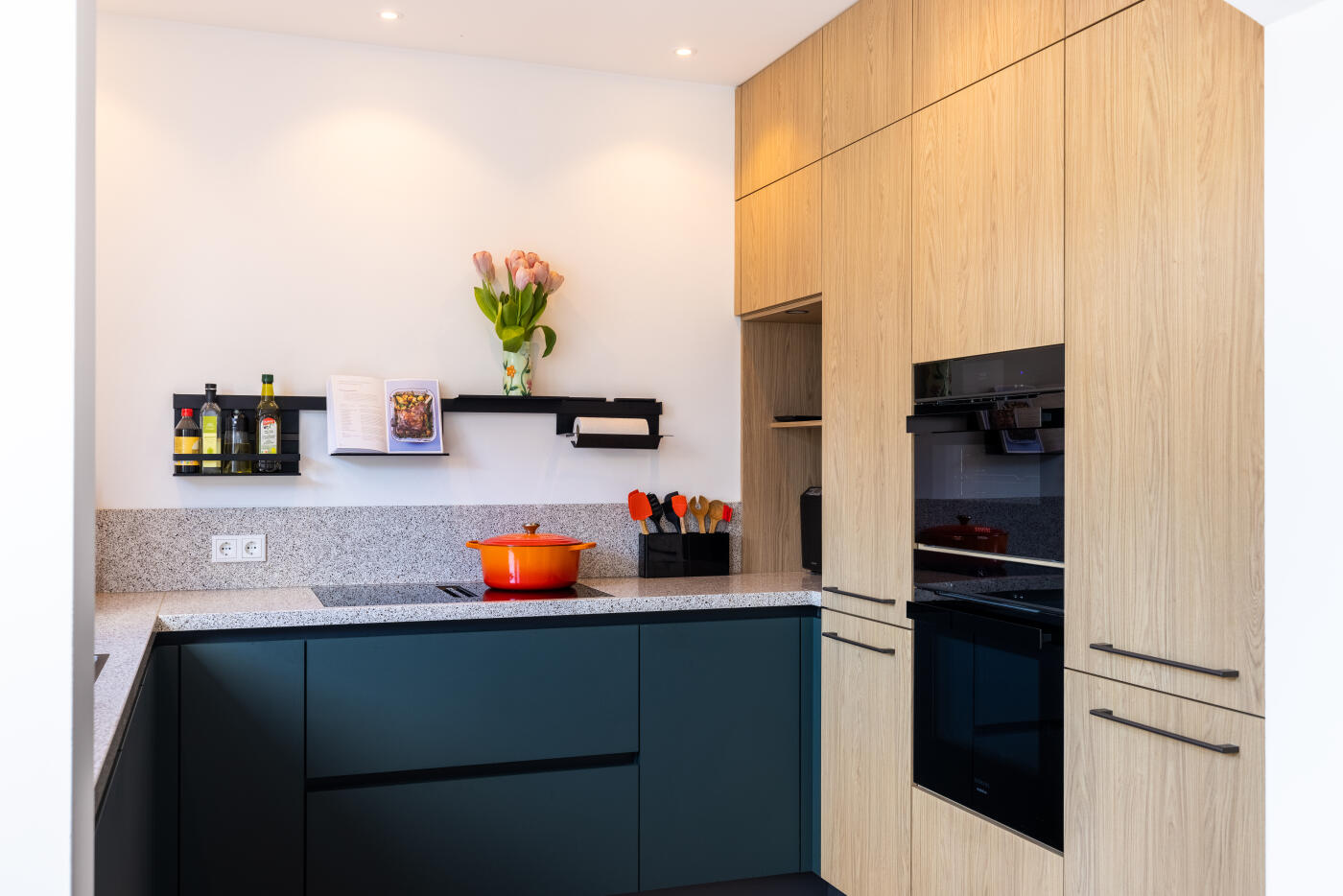 Moderne donkergroene keuken met houtlook fronten