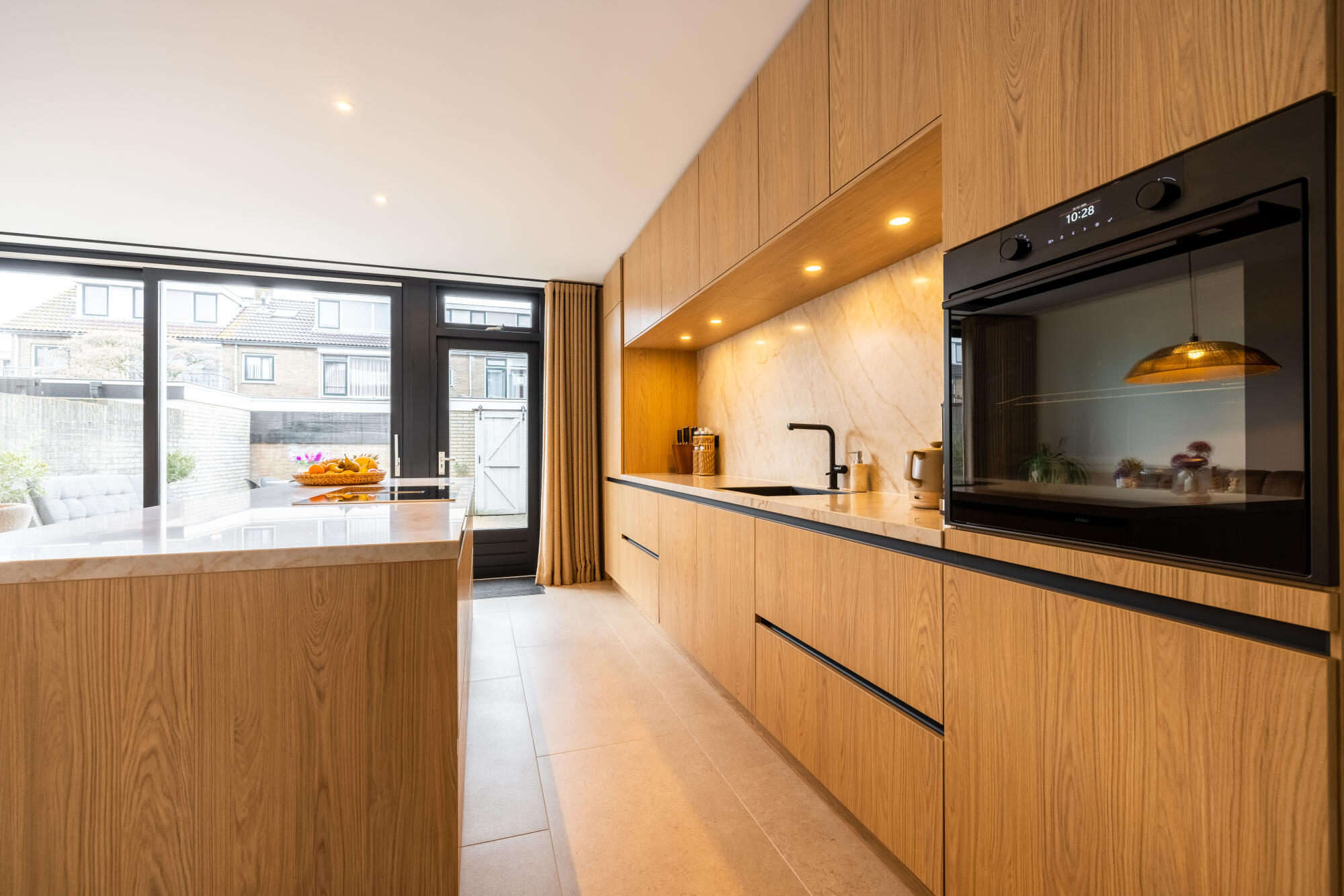 moderne keuken met kookeiland in houtlook