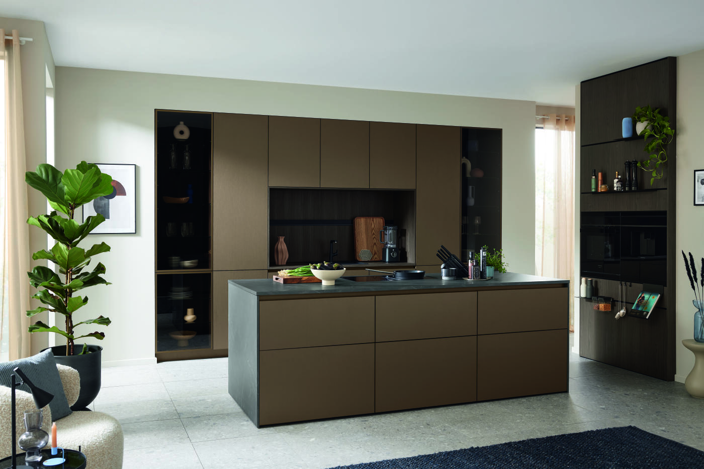 donker bruine keuken met zwart blad