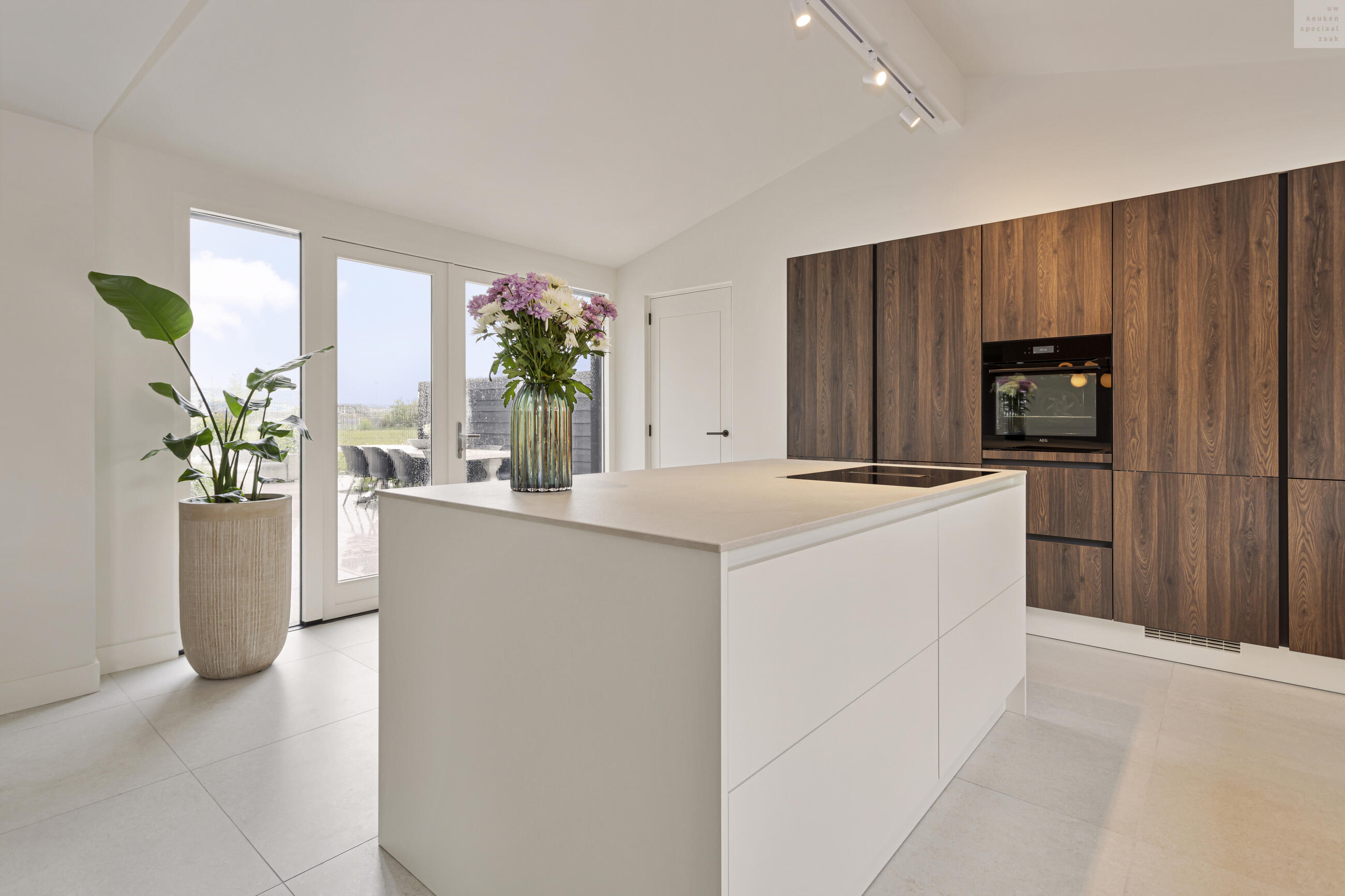 Moderne houtlook keuken met keukeneiland