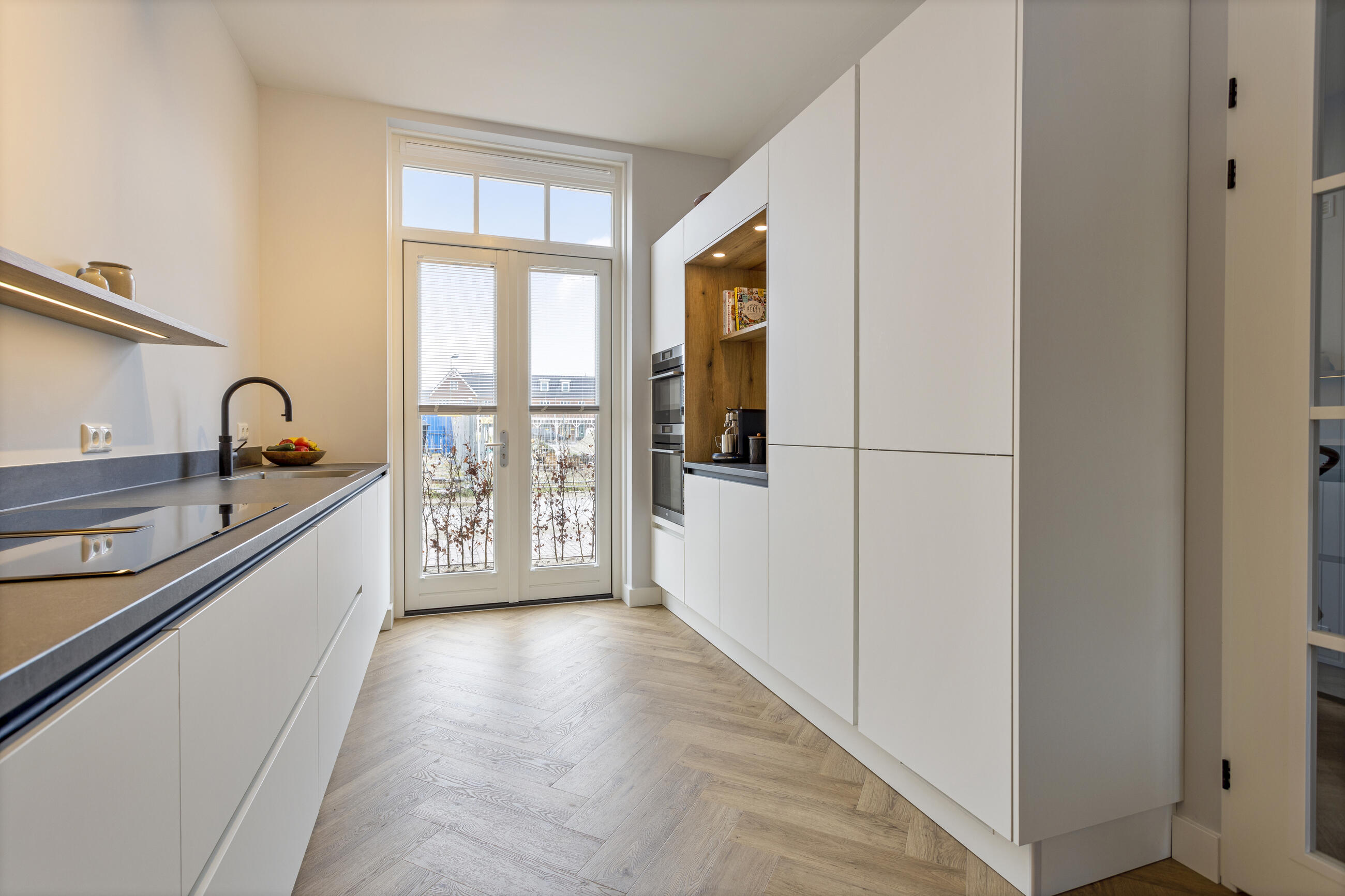 Witte moderne parallelle keuken - Keukenstudio Ter Laak