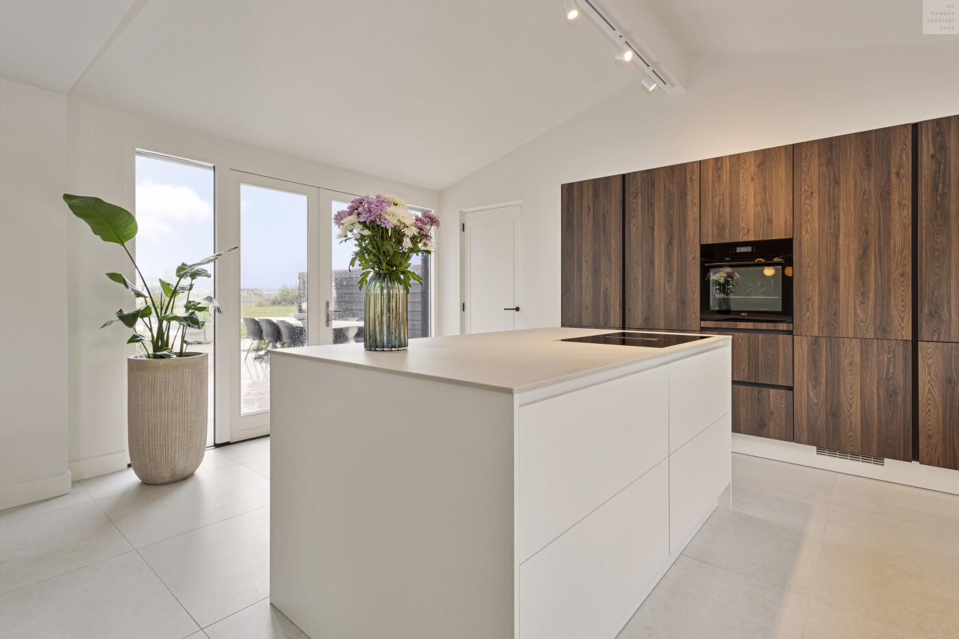 Moderne houtlook keuken met keukeneiland