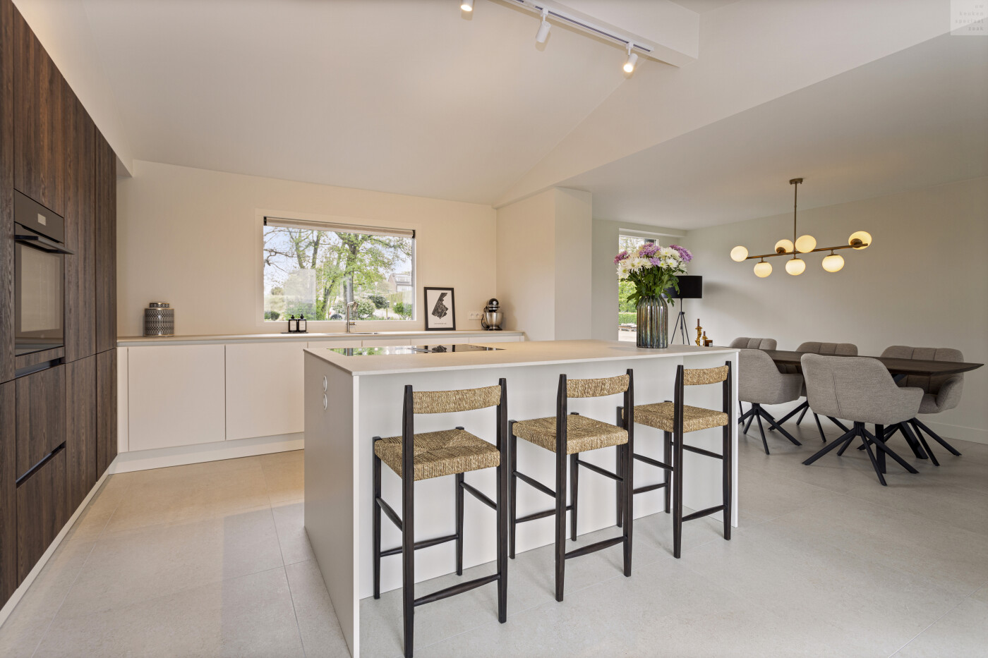 Houten keuken met wit marmer - keukenstudio ter laak