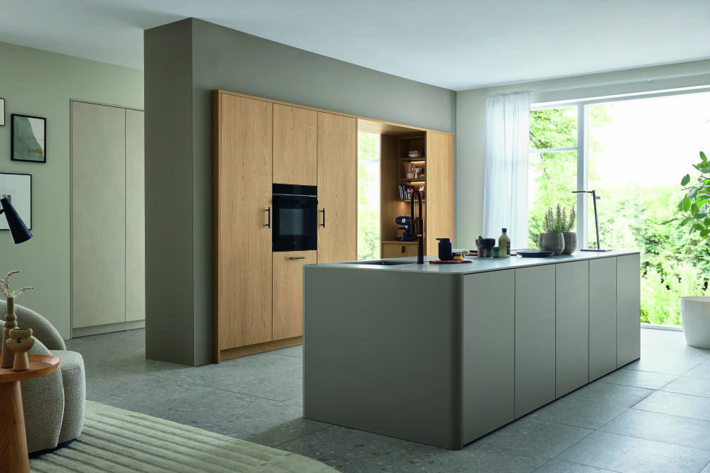 Stijlvolle leefkeuken met kookeiland, houten wandkasten, lichte kleuren