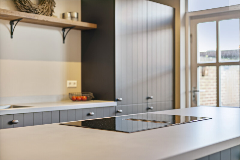 keramiek keukenblad - stucco light van dekker met een inductie kookplaat
