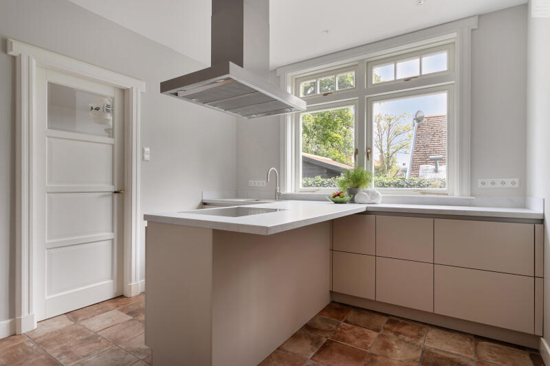 moderne witte landelijke keuken T opstelling