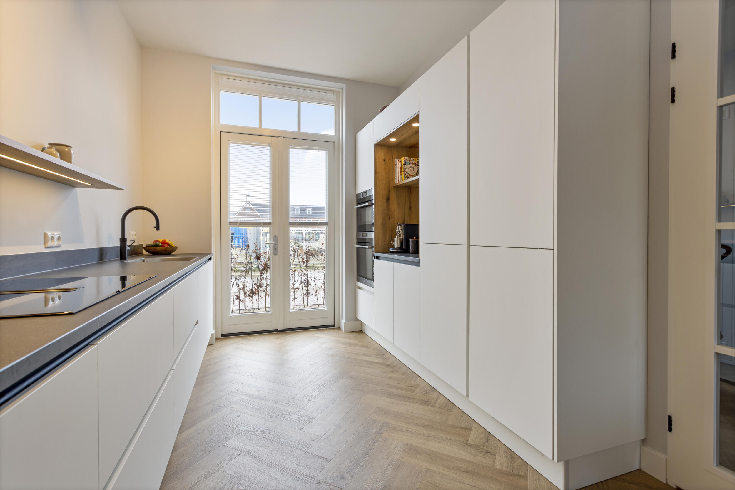 Witte moderne parallelle keuken - Keukenstudio Ter Laak