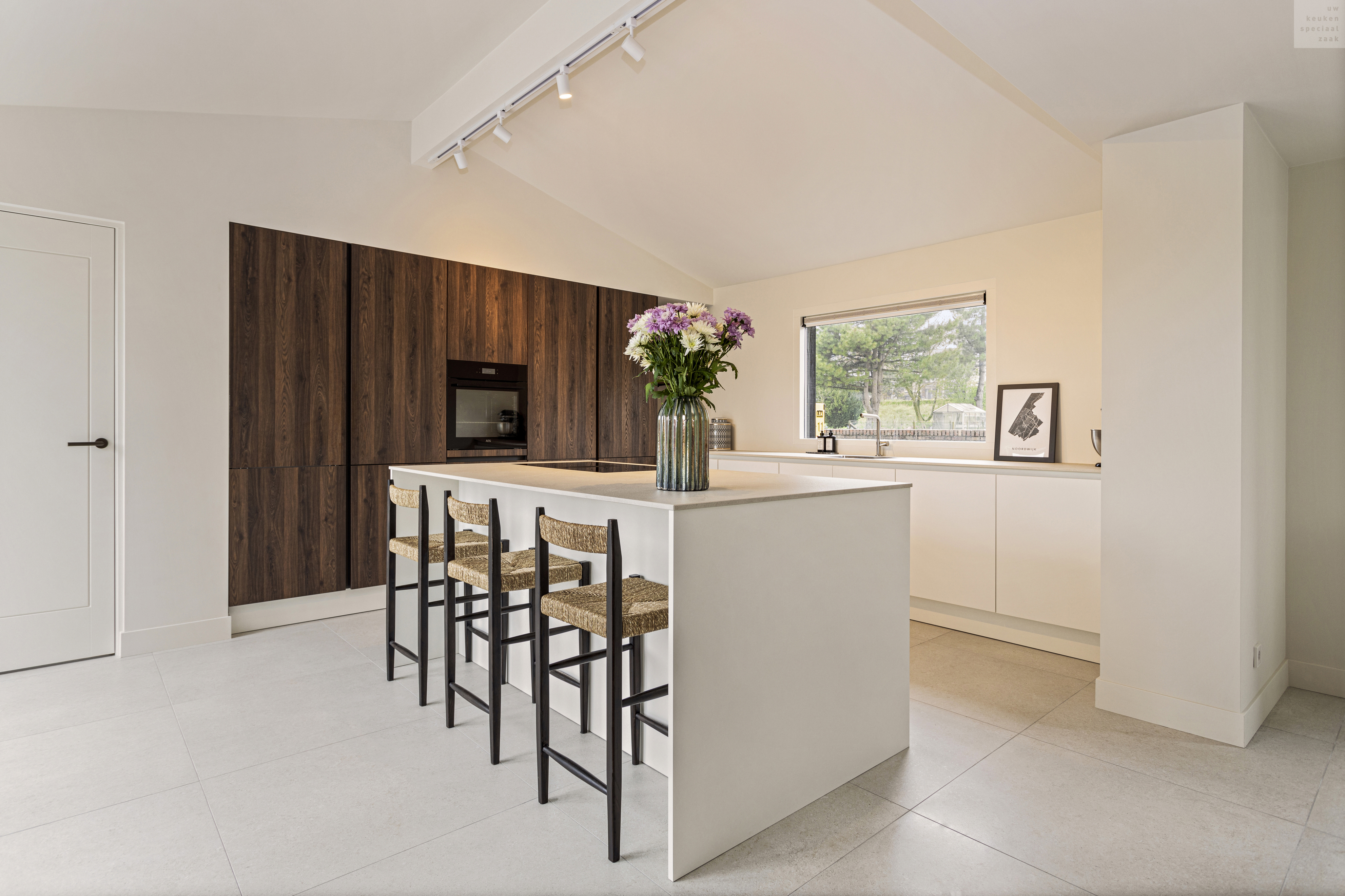 Moderne keuken met hout en marmer - Keukenstudio Ter Laak