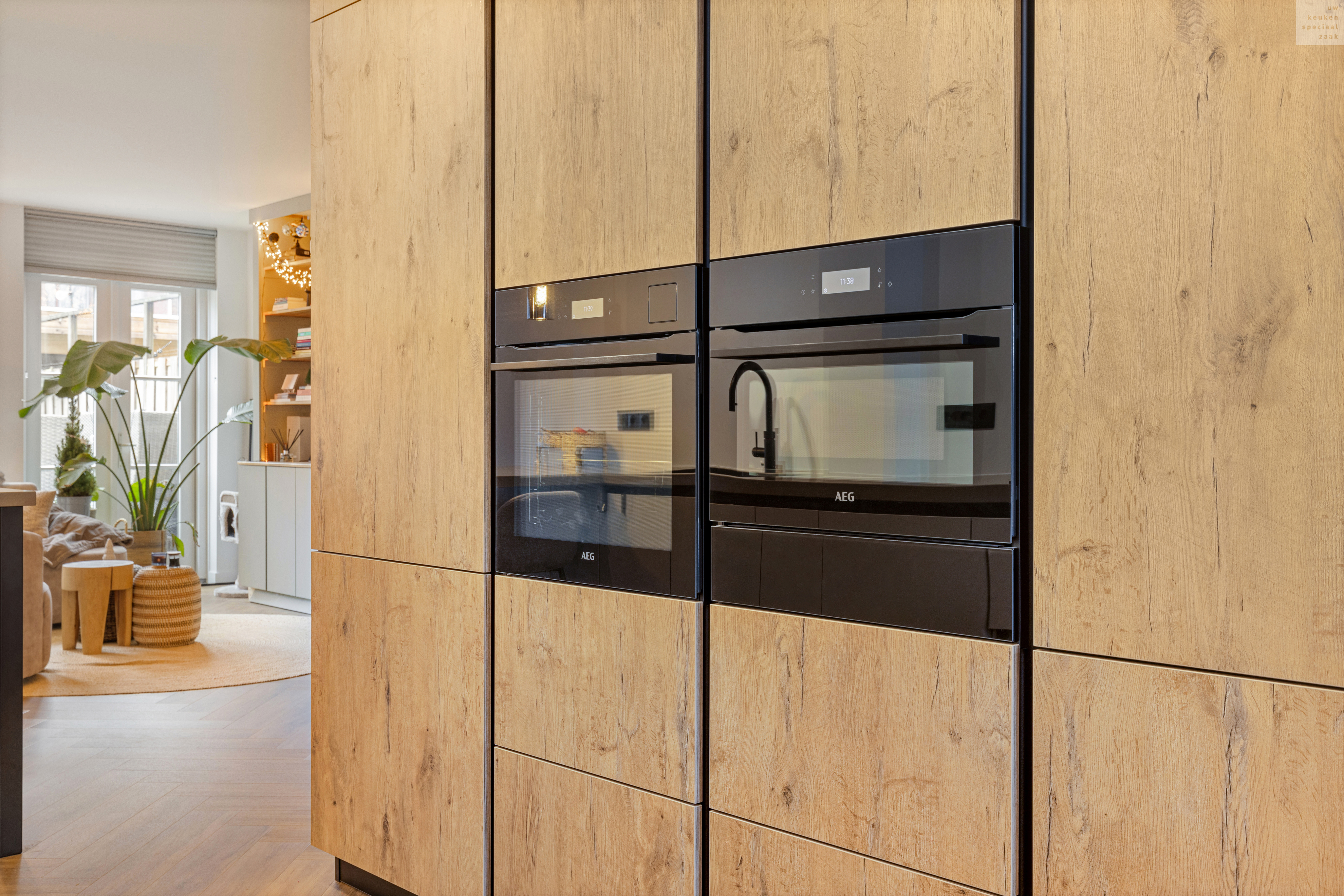 moderne keuken met houten look