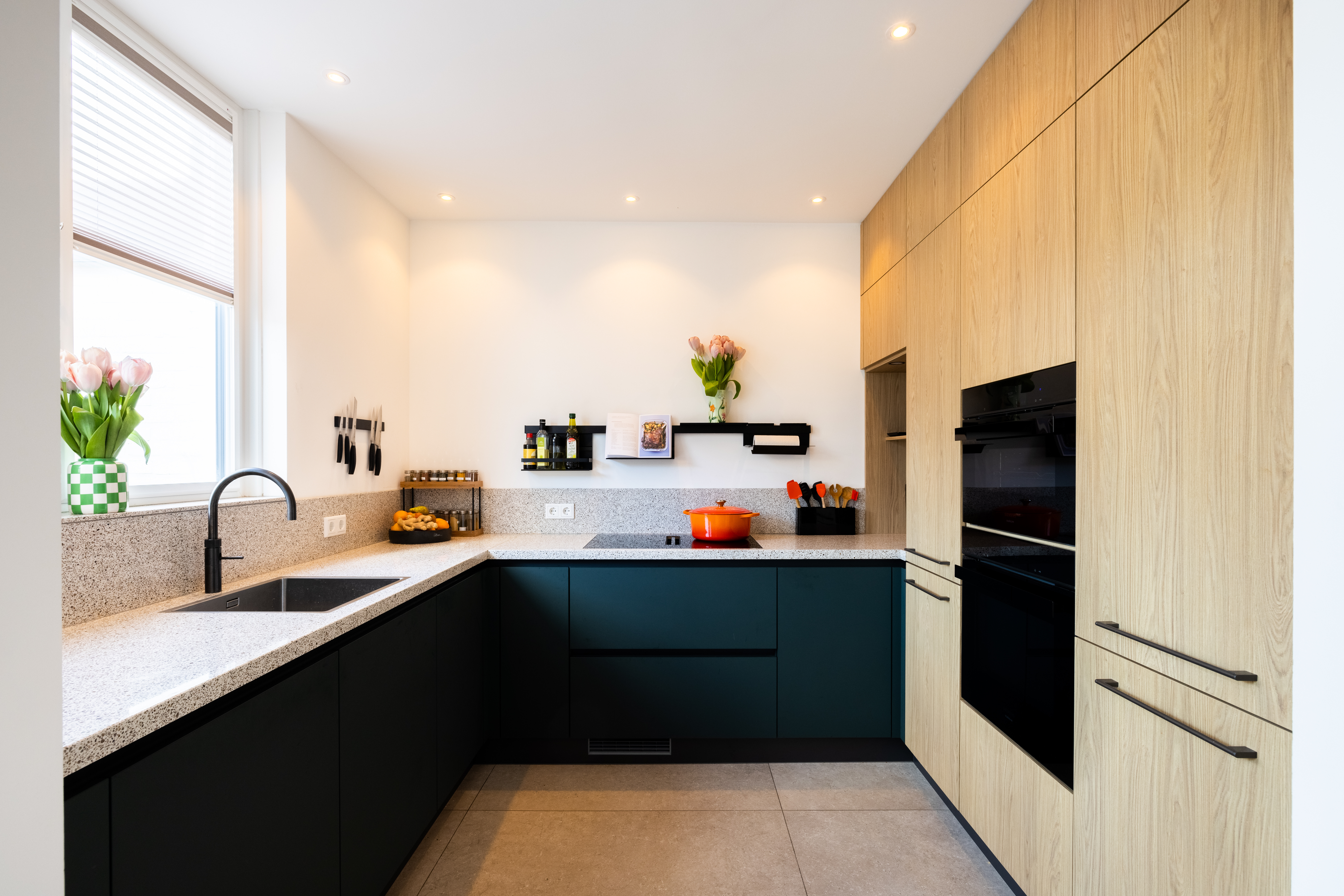 moderne keuken in voorhout met houten wandkasten en nis
